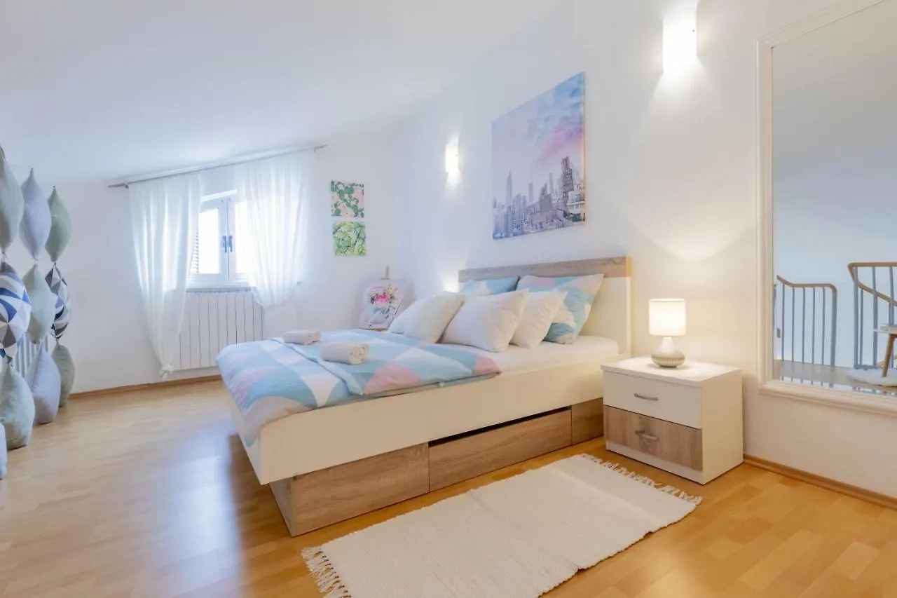 Center Penthouse Apartment Pula